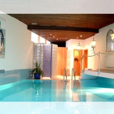 Hotel Roter Hahn - Bed & Breakfast ガルミッシュ・パルテンキルヒェン エクステリア 写真
