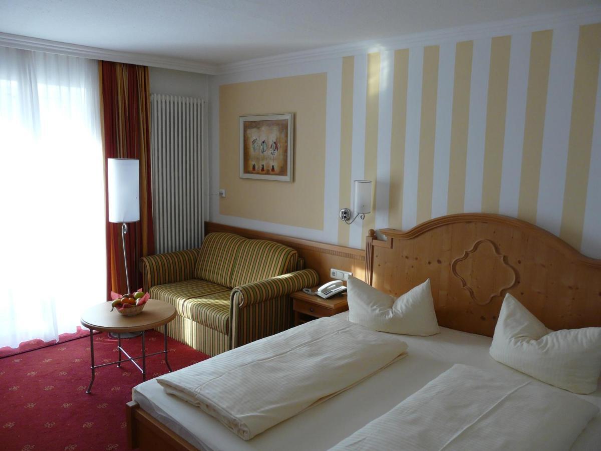 Hotel Roter Hahn - Bed & Breakfast ガルミッシュ・パルテンキルヒェン エクステリア 写真