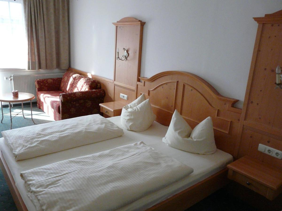 Hotel Roter Hahn - Bed & Breakfast ガルミッシュ・パルテンキルヒェン エクステリア 写真