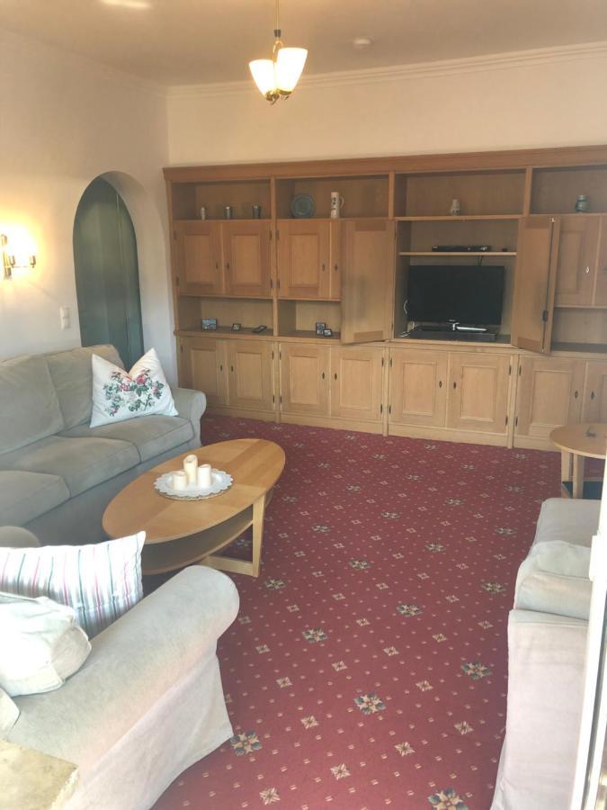 Hotel Roter Hahn - Bed & Breakfast ガルミッシュ・パルテンキルヒェン エクステリア 写真