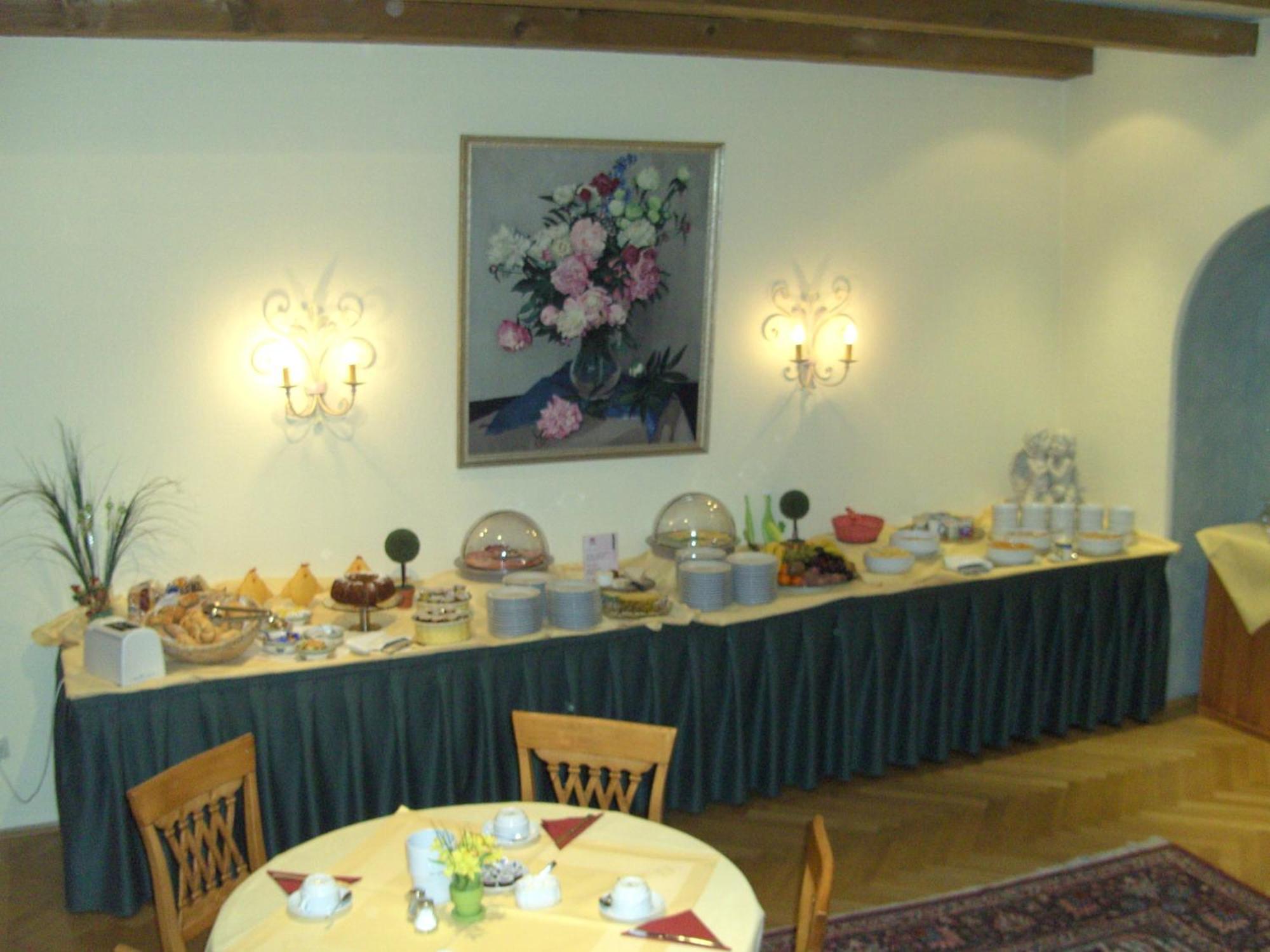 Hotel Roter Hahn - Bed & Breakfast ガルミッシュ・パルテンキルヒェン エクステリア 写真