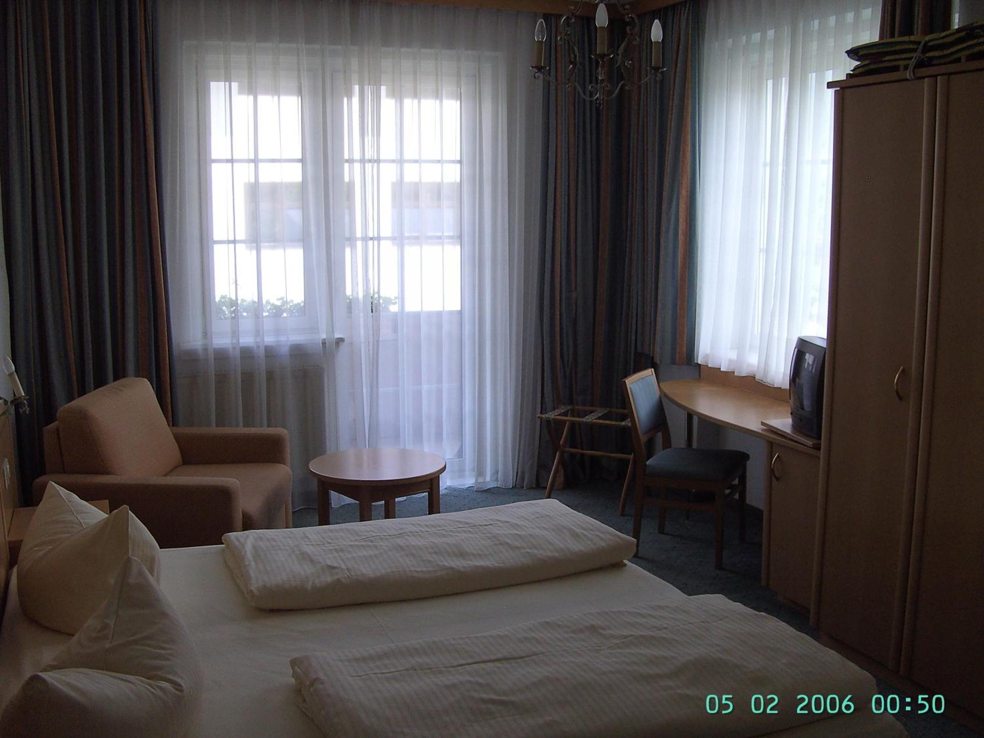 Hotel Roter Hahn - Bed & Breakfast ガルミッシュ・パルテンキルヒェン エクステリア 写真