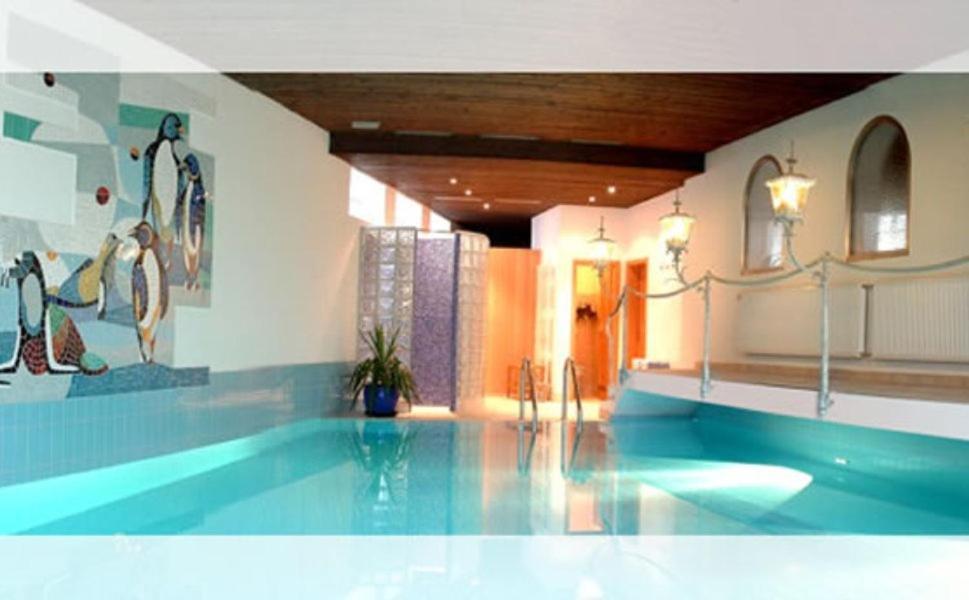 Hotel Roter Hahn - Bed & Breakfast ガルミッシュ・パルテンキルヒェン エクステリア 写真