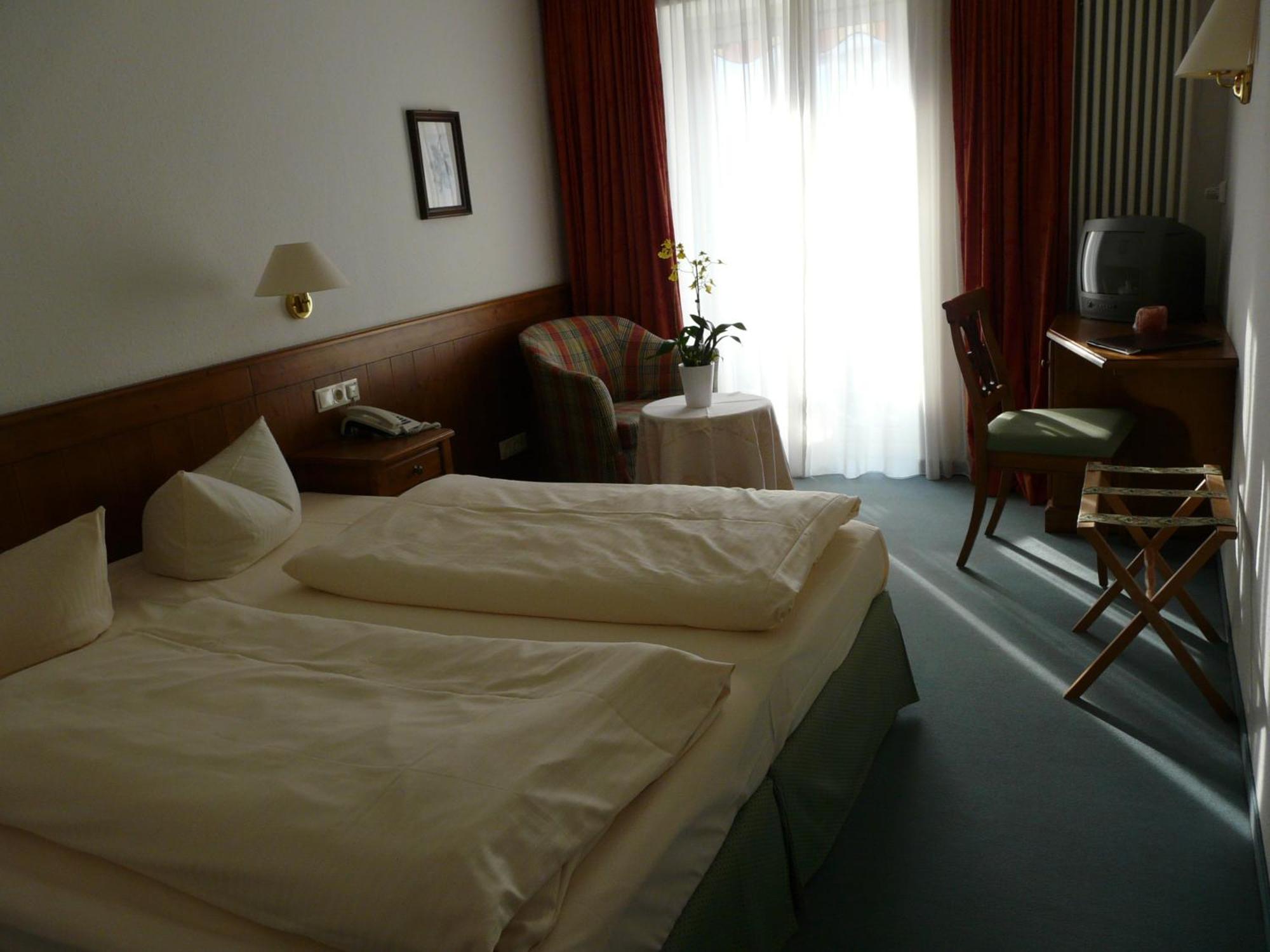 Hotel Roter Hahn - Bed & Breakfast ガルミッシュ・パルテンキルヒェン エクステリア 写真