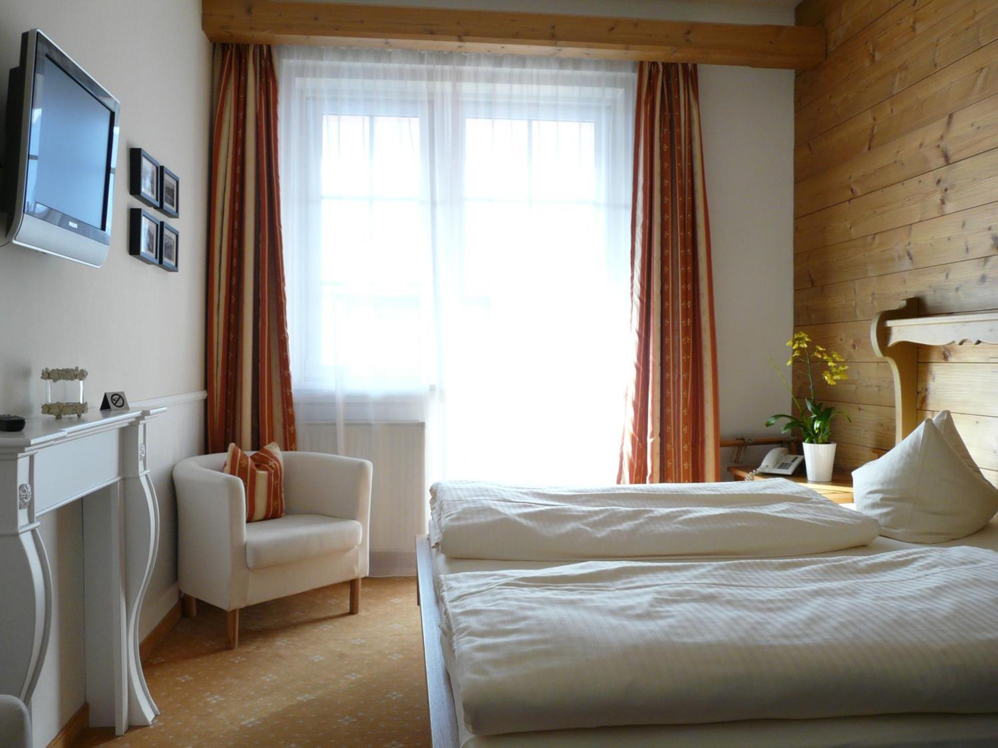Hotel Roter Hahn - Bed & Breakfast ガルミッシュ・パルテンキルヒェン エクステリア 写真