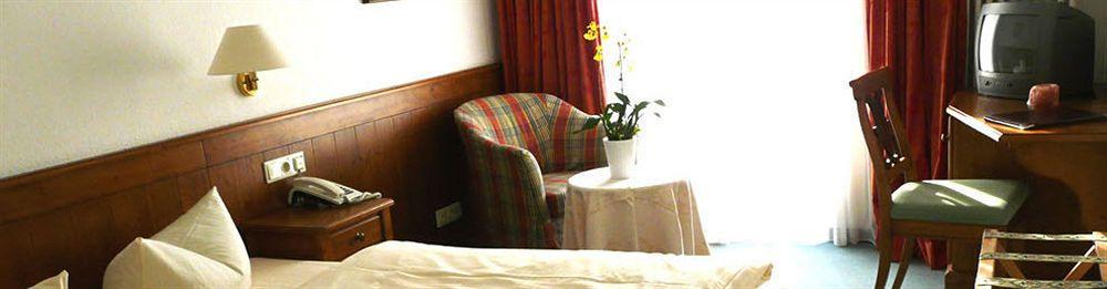 Hotel Roter Hahn - Bed & Breakfast ガルミッシュ・パルテンキルヒェン エクステリア 写真