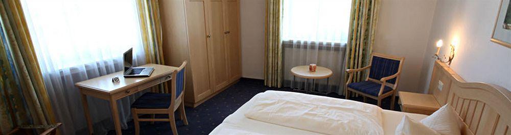 Hotel Roter Hahn - Bed & Breakfast ガルミッシュ・パルテンキルヒェン エクステリア 写真