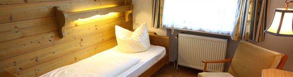 Hotel Roter Hahn - Bed & Breakfast ガルミッシュ・パルテンキルヒェン エクステリア 写真