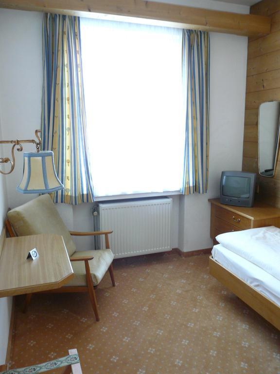 Hotel Roter Hahn - Bed & Breakfast ガルミッシュ・パルテンキルヒェン エクステリア 写真