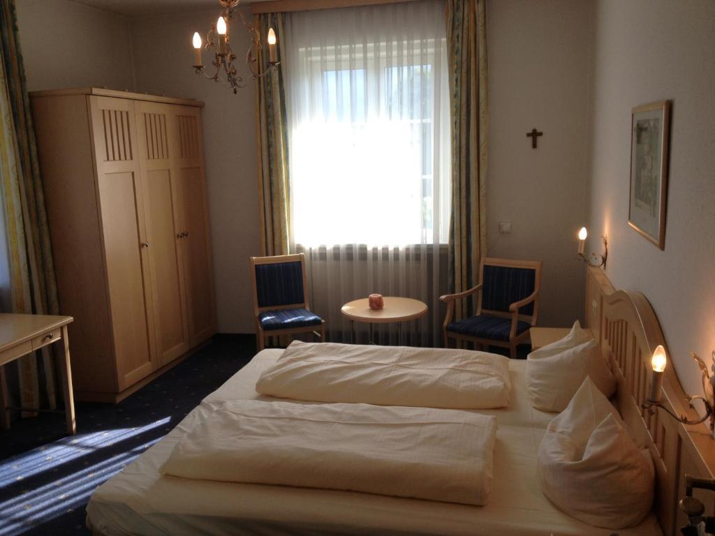 Hotel Roter Hahn - Bed & Breakfast ガルミッシュ・パルテンキルヒェン 部屋 写真