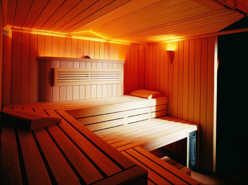 Hotel Roter Hahn - Bed & Breakfast ガルミッシュ・パルテンキルヒェン エクステリア 写真