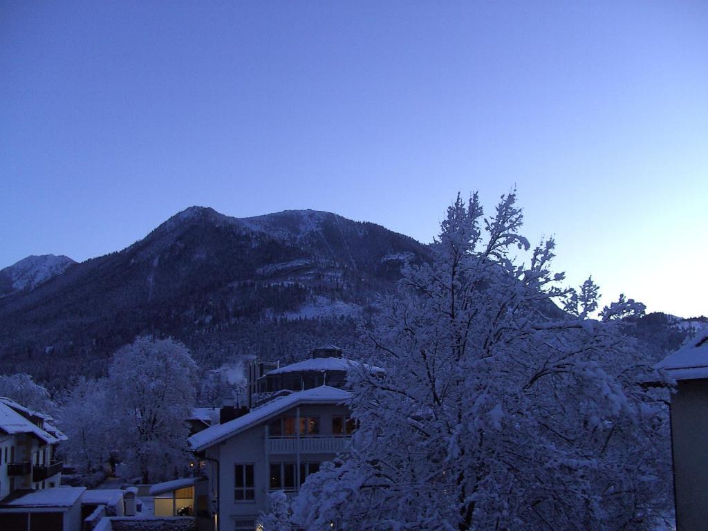 Hotel Roter Hahn - Bed & Breakfast ガルミッシュ・パルテンキルヒェン エクステリア 写真